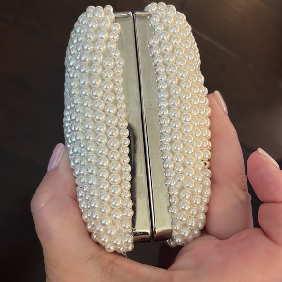 New with tags. Pearl evening bag with silver chain and crystal bow clasp - Picture 7 of 9